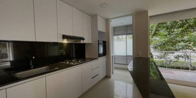 Este moderno apartamento combina confort y ubicación privilegiada en el sector Lalinde, uno de los más apetecidos de El Poblado, Medellín. Con un diseño de espacios abiertos y luminosos, ofrece un ambiente acogedor con acabados de calidad como pisos en madera laminada y baños en cerámica y porcelanato. La cocina abierta con mesón en granito integra de manera práctica y elegante las zonas sociales. Entorno: – A solo dos cuadras de la Avenida El Poblado – Cercano a Carulla, Hotel Park 10 y acceso a Las Palmas – Rodeado de restaurantes, cafés y zona comercial – Excelentes vías de acceso y transporte Zonas comunes del edificio: Portería 24 horas, gimnasio, sauna, turco, cancha y parqueadero para visitantes.