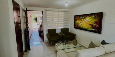 Espectacular casa en Belén la mota, unidad muy familiar, la casa cuenta con 3 niveles, en el primer nivel esta el área social sala, comedor, cocina, zona de roas, baño social, terraza techada con pérgola con linda vista, adicional tiene un subnivel debajo de la terraza donde se le instalo un jacuzzi, en el el segundo nivel tiene las 3 alcobas la principal con baño y Vestier, dos alcobas auxiliares que compartes un baño completo reformado, en el tercer nivel tiene una cuarta alcoba o una estudio.