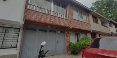 Casa unifamiliar en venta, sector Belén la Nubia, ofrece 189 mt2 de área, sala, comedor, 4 alcobas, alcoba de servicio, 3 closets, cocina integral, red de gas, 2 patios, biblioteca, piso en cerámica, ventanal, garaje y cuarto útil. Cerca a migración , A.V. 80, colegios, buenas rutas de trasporte.