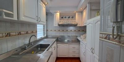 Apartamento en venta en Álamos, Pacará. Norte de Cali, tercer piso, acceso por escalera. Con amplios espacios,  remodelado, iluminado, ventilado, muy fresco. Además cuenta con una linda vista hacia la unidad recreativa del sector. esto representa una ventaja ya que no tiene construcciones al frente lo que da una mayor privacidad, no le da el sol de la tarde. El apartamento tiene sala, comedor, cocina integral abierta, barra tipo americano, zona de oficio, cuarto útil que funciona como depósito, 2 habitaciones cada una con su closet, 2 baños, espacio funcional para sala de tv o estudio, se puede encerrar para una tercera habitación, parqueadero asignado. La unidad tiene portería 24 horas, zonas verdes, zona de juego infantil, kiosko. Fácil acceso a transporte público, a pocos minutos del aeropuerto, la zona es muy tranquila.