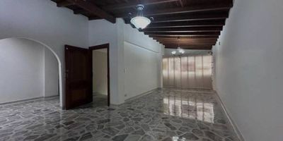 Apartamento en venta de 153mts2, ubicado en Laureles, sector Nogal. ubicado en zona plana y ideal para ir caminando a todas partes, pero sobre todo muy un sector muy tranquilo, el sueño de todos. El inmueble cuenta con 3 habitaciones, 2 baños, sala, comedor, cocina, zona de ropas muy generosa, Habitación y baño del Servicio, que podría funcionar como tu oficina, 2 parqueaderos paralelos, PISO 4 SIN ASCENSOR. son solo 4 apartamentos en la unidad, la ubicación del inmueble muy central, cerca de la calle 33 y la carrera 80, pero sin nada de ruido, iglesia Santa Gema.
