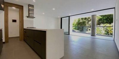 "Este apartamento está ubicado en un edificio moderno y exclusivo en el barrio El Nogal. Diseñado con acabados de lujo, combina a la perfección sofisticación y funcionalidad. La distribución es impecable, con espacios cuidadosamente planificados para brindar comodidad y estilo. Cuenta con 2 amplias habitaciones, 2 baños, una sala-comedor espaciosa, clóset de linos que aporta practicidad y organización, amplio balcon en area social, parqueadero duplicador con capacidad para 2 vehículos. La cocina de concepto abierto con campana suspendida, es un espacio acogedor y luminoso, ideal para quienes disfrutan tanto de cocinar como de socializar. El apartamento tiene grandes ventanales que permiten la entrada de abundante luz natural, creando un ambiente cálido y confortable. Las áreas sociales se encuentran en el último nivel del edificio, ofreciendo comodidades de primer nivel como jacuzzi, turco, gimnasio y un salón social, espacios diseñados para aportar confort y relajación. El edificio cuenta con portería y servicio de vigilancia 24/7, garantizando la seguridad y tranquilidad de sus residentes. Su ubicación estratégica en el barrio El Nogal facilita el acceso a transporte público, supermercados, universidades, centros comerciales, iglesias y vías principales, lo que convierte a este apartamento en una excelente opción para quienes buscan vivir en una de las mejores zonas de Medellín. Actualmente está rentando $4.300.000 mensual."