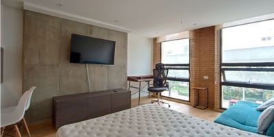 CODIGO 9663FR365

¡Vive en el corazón de una de las zonas más cosmopolitas de Bogotá! Este acogedor apartaestudio, ubicado en Barrio Armenia (Teusaquillo), ofrece un espacio moderno y elegante diseñado para el estilo de vida urbano. Con una cocina abierta perfectamente integrada al área social, podrás disfrutar de la comodidad y funcionalidad en cada rincón.

El apartaestudio cuenta con un baño moderno, lo que añade un toque de lujo y comodidad. Su ubicación es inmejorable, en pleno centro de la ciudad, donde encontrarás una variedad de restaurantes, tiendas y opciones de entretenimiento. Ideal para quienes buscan una vida sofisticada en una zona vibrante de la ciudad. ¡Haz de este espacio tu nuevo hogar y disfruta del mejor estilo de vida en Bogotá!
