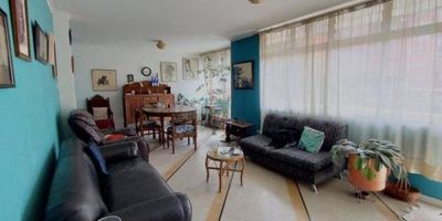 Apartamento en sector histórico de Medellín con amplio balcón, sin poniente y desde donde se puede apreciar el Edificio Coltejer. Listo para habitar o para remodelar con tu estilo propio. Sus amplios baños y habitaciones harán que te sientas muy como en casa sea para trabajar o para descansar. Cuenta con 3 alcobas, 2 baños, balcón, cocina cerrada, alcoba de servicio, sala/comedor y zona de ropas. Agenda ya tu cita.