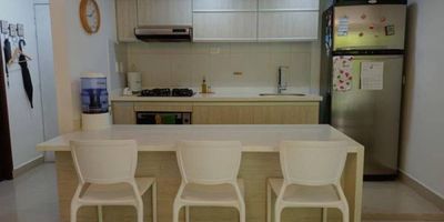 Esta unidad es muy comercial porque es muy completa en sus zonas comunes, además su ubicación es privilegiada porqué está cerca de todo y tiene excelente movilidad. El apartamento internamente está ubicado en una zona tranquila, sin ruido y con una vista privilegiada a jardines. Tiene una cocina remodelada abierta, que se integra perfectamente con la sala y su gran balcón. Cuenta con 3 habitaciones, 2 baños completos y 1 parqueadero.