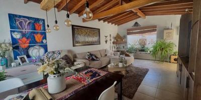 CASA – ESTADIO, MEDELLÍN  Área: 150 m²  Alcobas: 3 + alcoba del servicio  Baños: 2  Parqueadero privado (primer nivel)  Estrato: 5 ✨ Características destacadas: ✔ Ubicación privilegiada, a pocas cuadras del estadio ✔ Casa en tercer nivel, con acceso por escalas ✔ Parqueadero en el primer nivel para mayor comodidad ✔ No tiene vecinos arriba, lo que brinda tranquilidad y privacidad ✔ Espacios amplios, distribuidos en 3 niveles  Precio: $830.000.000  Nota importante: la casa se encuentra en el tercer piso, con acceso únicamente por escalas.  Contáctanos para más información y agenda tu visita. ¡Una oportunidad única en una de las zonas más estratégicas de Medellín!