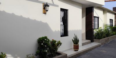 CASA EN VENTA O ARRIENDO – SABANALARGA
Moderna, segura y con solo 3 años de construcción.
 3 habitaciones
 3 baños
 Sala comedor
 Estudio home office
 Cocina equipada
 Patio enrejado, tanque de 1.000 L
 Parqueadero privado
Ambiente súper tranquilo en Conjunto Las Sofías.
 Arriendo: $1.200.000
 Venta: $300.000.000