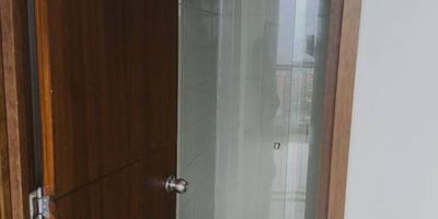 Acogedor apartamento en Calasanz en excelente estado de conservación ubicado en la Unidad Residencial completa Cuenta con ascensor, piscina, sauna, parque infantil, salón social, gimnasio, zonas verdes, zona BBQ , portería las 24 horas y con excelentes rutas de transporte público. El apartamento tiene una espectacular vista de la ciudad y cuenta con parqueadero para moto.