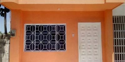 Área de Terreno de 303,00 M2. Inmueble conformado por 3 unidades residenciales distribuidos así: apto 1. sala comedor, cocina, dos alcobas, un baño y patio; apto 2, sala, comedor, cocina, dos alcobas, dos baños y patio, apto 3, sala, comedor , cuatro alcobas, cuatro baños y patio. servicios públicos con medidores individuales, no obstante se comparte el recibo de agua. Vetustez de 42 años