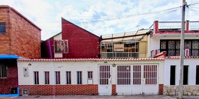 Sala, Comedor, 2 Baños, 5 Habitaciones, Cocina, Patio Interior, Balcón, Garaje venta de contado