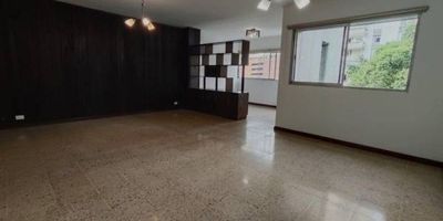 Apartamento de 130 m2 se encuentra a la venta, ubicado en una de las zonas mas centrales de Medellín como lo es el sector de la Candelaria. Se distribuye en 3 alcobas, 1 con baño privado mas 1 baño social. Adicional cuenta con alcoba de servicio + baño de servicio, cocina integral, zona de ropas, sala comedor, estudio/biblioteca y ventanal. Perfecta para aquellos que buscan comodidad y un espacio tranquilo cerca a todos los servicios necesarios. Admon: 902.000. Predial- 175.897 trimestral. ¡Contáctanos y visita tu nuevo hogar!