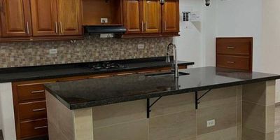 Casa de 1er piso frente a avenida, con garaje, 2 alcobas, 2 baños con ducha, cocina abierta y 2 patios que brindan excelente iluminación. Ubicada en un sector tranquilo y caminable, perfecta para vivir o generar ingresos. Actualmente se renta por semanas y es ideal para Airbnb, con alto potencial de rentabilidad por días. ¡Oportunidad perfecta para invertir y generar ingresos desde el primer día!