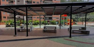 Oportunidad de inversión en uno de los sectores más dinámicos y atractivos de Medellín, Antioquia. Este moderno apartamento, ubicado en una zona residencial y de alta valorización, cuenta con una impresionante área construida de 86 M2 y una amplia área privada de 83 M2. Una opción ideal para aquellos que deseen disfrutar de un estilo de vida cómodo y moderno en una de las ciudades más vibrantes de Colombia. Además de su excelente ubicación, este apartamento ofrece comodidad, funcionalidad y un diseño moderno. Con tres acogedoras alcobas, dos baños completos y un elegante baño en la habitación principal, este inmueble ofrece el espacio perfecto para toda la familia. Entre las características internas destacan su balcón, ideal para relajarse y disfrutar de la vista de la ciudad, su barra estilo americano, perfecta para compartir con amigos y familiares, y clósets en cada habitación para un óptimo almacenamiento.