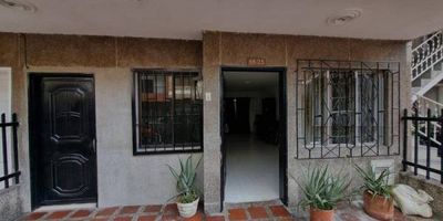 Casa en venta en la ciudad de Medellín, ubicada en el prestigioso departamento de Antioquia. Con una amplia área construida de 150 M2 y un área privada de 144 M2, esta propiedad es ideal para aquellos que desean un hogar cómodo y espacioso para disfrutar con su familia. La casa cuenta con 4 acogedoras alcobas que brindan ese ambiente de intimidad y tranquilidad que todos buscamos en nuestro hogar. Además, cuenta con 2 baños completos, lo que garantiza comodidad y conveniencia para toda la familia. También cuenta con un garaje que brinda seguridad y protección para su vehículo y que en este momento se encuentra acondicionado como apartaestudio, con cocineta, zona de ropas y baño, para sacar una renta adicional. La cocina integral es otro de los aspectos destacados de esta propiedad, ya que cuenta con todos los elementos necesarios para preparar deliciosas comidas y almacenar los utensilios de cocina adecuadamente. Además, cuenta con calentador, lo que brinda mayor comodidad en los días fríos.