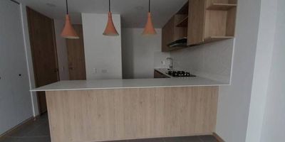 Se vende hermoso inmueble de 68 metros cuadrados, con amplios espacios y excelente iluminación natural. La alcoba principal cuenta con baño privado y vestier, ofreciendo comodidad y privacidad. Disfruta de una bonita vista y de una unidad residencial que brinda completas zonas comunes, entre ellas gimnasio, turco, piscina, salón social y juegos infantiles. Además, cuenta con parqueadero privado y una ubicación estratégica con fáciles vías de acceso, cerca de Comfenalco, el Zoológico Santa Fe, la estación Industriales, la sede principal de Bancolombia y la autopista Guayabal.