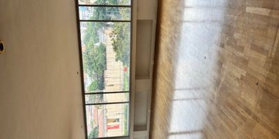 Apto ubicado en un piso 4 con vista exterior, puerta de seguridad, baño social, cocina cerrada amplia con cuarto y baño de servicio, área social abierta, área de estar o estudio, 3 alcobas donde dos comparten baño completo y la alcoba principal con su baño, tiene 1 garaje cubierto.