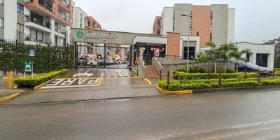 características:
**Sala comedor, Zona de estudio, 3 habitaciones con closet,  principal con baño, Cocina integral, baño social, zona de oficios, balcón, la torre no cuenta con ascensor, zonas comunes, piscina para grandes y chicos, 2 parques infantiles, parqueadero comunitario, Salón social. Cuenta con servicios públicos como agua, energía y Gas. No sé permite mascota,  máximo 4 personas, valor del canon $1.500.000.con admon incluida. Canon por fuera de servicios públicos Venta $260.000.000**