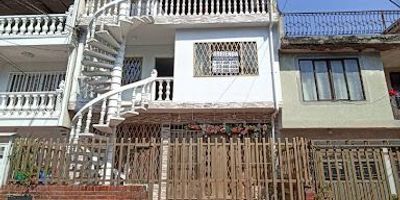 **Características: Sala comedor, cocina básica, 2 habitaciones sin closet, baño, zona de oficios, cuenta con servicios públicos como agua, energía y Gas totalmente independientes. Se permite una mascota pequeña, máximo una familia de 3 personas. Tiene parqueadero para una sola moto. valor del canon $700.000 fuera de servicios públicos**