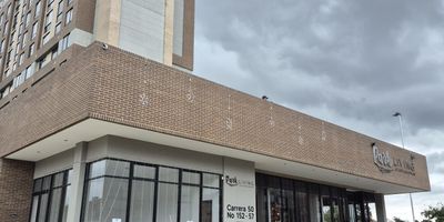 Apartamento ubicado en Mazuren, acceso por avenidas principales como la Autopista Norte, Avenida Boyacá y la Calle 153. El conjunto se encuentra a dos cuadras de la estación de Transmilenio de Mazuren, dotado de un parque infantil, gimnasio, y salones sociales, en el sector hay amplias zonas verdes, parques para caminar, también encontrará almacenes de grandes superficies como el D1, ARA, Olímpica,  al igual que el Centro comercial Mazuren, dónde encontrará diferentes zonas de comidas, y comercio en general. El l conjunto cuenta  con: Recepción, gimnasio, zona de lavandería, salones comunales