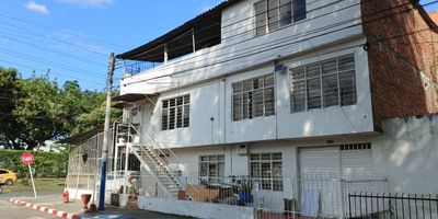 ¡Tu nuevo hogar te está esperando en el norte de Cali!
Se alquila esta hermosa casa de dos pisos ubicada en el barrio La Base, con 128 mts2, una zona tranquila, fresca y con excelente acceso a vías principales.
Disfruta de una amplia sala-comedor, un balcón con vista a la base aérea, grandes ventanales que llenan cada espacio de luz natural, 3 habitaciones cómodas, 2 baños, cocina funcional, zona de oficios y una hermosa terraza perfecta para reuniones, descanso o plantas.
Además, cuenta con garaje para 1 carro y espacio para hasta 3 motos.
¿Tienes mascotas? ¡Bienvenidas! Sabemos lo importantes que son para ti, por eso este hogar también es para ellas.
Esta es la oportunidad que estabas buscando para vivir con comodidad, buena ubicación y tranquilidad.

Contáctanos y será un gusto atenderte. ¡No dejes pasar esta oportunidad!