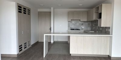 Vive en el proyecto de planificación urbana más importante en América Latina, el Conjunto Orquidea en Lagos de Torca, te ofrece apartamentos no VIS, con excelentes acabados y una distribución eficiente de los espacios para el disfrute de tu familia. Este apartamento estilo mariposa, te ofrece beneficios adicionales como un lavavajillas, tomacorrientes con conectores USB y mayor iluminación. El conjunto cuenta con amplias zonas verdes, excelentes vias de acceso y un completo Club House, con piscina, canchas de squash y gimnasio entre otros servicios.