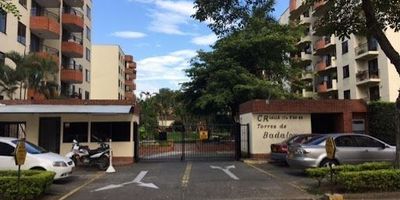 Se vende apartamento en sexto con ascensor, cuenta con EXCELENTE ubicación. Consta de sala comedor, cocina integral, 4 alcobas, la principal con baño, baño social y alcoba de servicio con baño. Parqueadero doble lineal. La unidad cuenta con piscina, salón social y juegos para niños. APJ LM