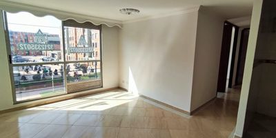 Descubre este acogedor apartamento ubicado en Ciudad Verde, un sector residencial en constante crecimiento que combina comodidad, movilidad y bienestar. El inmueble ofrece 2 habitaciones, 1 bano, una amplia sala-comedor de excelente iluminacion, estudio ideal para trabajo en casa, practica zona de ropas y una distribucion funcional que aprovecha cada espacio. Vive rodeado de un ambiente seguro y familiar, con acceso cercano a importantes vias como la Av. Ciudad de Cali, Autopista Sur y Transversal 86, lo que facilita la conexion con transporte publico, centros comerciales, colegios y servicios esenciales. Ademas, disfrutaras de completas zonas comunes como salon social, parque infantil y gimnasio, perfectas para el entretenimiento y la vida activa. Una oportunidad ideal para quienes buscan confort, valorizacion y calidad de vida en uno de los sectores mas dinamicos de Soacha.