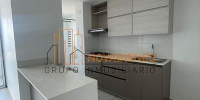 Cuenta con 77 metros aproximadamente, 3 habitaciones, 2 closet, 1 Vestier, 2 baños, cocina integral, red de gas, calentador, zona de ropas, sala comedor, 2 balcones, parqueadero y cuarto útil.

Zonas Comunes: Piscina para adultos y niños climatizada, turco, sauna, parque infantil, cancha deportiva, terraza, gimnasio, salón social, zona para mascotas, parqueadero de visitantes y portería 24 horas.