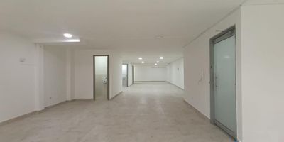 Arriendo Medellin Oficina Laureles, en edificio, estrato 5, con un área de 120 m2, espacio abierto, piso en cerámica, 3 baños, cocineta, zona de lavado, techo drywall, luces led, garaje cubierto, buen trasporte público, Sobre la Av. 33, en zona comercial
Canon + Iva