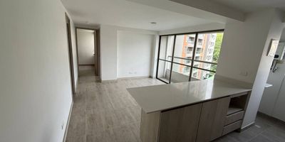 Arriendo Medellin Apartamento Loma de Los Bernal, en unidad estrato 5 con un area de 49 m2, cuenta con, 2 alcobas, 2 baños, salón comedor, 2 closets, cocina integral, zona de ropas, piso en ceramica, balcón, garaje cubiert y útil, parqueadero de visitantes, portería 24 horas, ascensor, estrato 5, shut de basuras. zonas verdes, piscina, turco unidad cerrada, cancha de vóley playa en arena, cancha fútbol en grama sintética, 2 salones sociales, gimnasio, juegos infantiles, zona de coworking, bbq, minimercado.