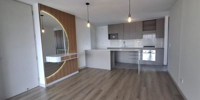 Apartamento en arriendo en Envigado. Sector Cumbres, cuenta con tres alcobas con closet, alcoba principal con baño privado y vestier, baño social, sala comedor muy amplia con salida al balcón amplio, excelente vista, cocina integral en isla con acabados modernos, zona de ropas, parqueadero doble sencillos y cuarto útil. La unidad cuenta con piscina adultos y niños, turco, salón social, coworking, gimnasio, salón de juegos, zona infantil, zonas verdes y zona de mascotas. Sector residencial, rutas de trasporte publico, cerca al colegio Cumbres, Mall Terracina, City Plaza y Hospital Manuel Uribe Ángel.