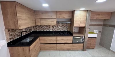 Excelente casa unifamiliar en Belén Aliadas, cuenta con 5 alcobas, 3 baños, sala, comedor, cocina integral en Rh, patio, garaje, tiene un área de 160 metros, muy buena iluminación natural, excelentes acabados, buena ubicación.

Cerca de la Loma de Los Bernal y al Colegio Padre Manyanet.

Asesor Sebastián Bedoya 304 253 9600

Código Inmueble: 9663701
