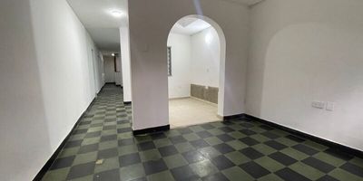 Codigo 29301. Apartamento en arriendo ubicado en Itagui sector CarmeloCaracterísticas• 3 habitaciones (principal con baño privado y clóset) • 2 baños • Salón–comedor • Estar de alcobas • Cocina abierta integral con cubierta a gas y campana • Mesón en acero inoxidable • Patio • Red de gas • Servicios públicos • Piso en baldosa • 70 m² • No tiene ascensor • No tiene parqueadero DescripciónArrienda este apartamento de 70 m² ubicado en el sector Carmelo de Itagüí, un punto estratégico cercano a comercio, transporte y corredores principales. Es ideal para familias que buscan amplitud, funcionalidad y comodidad en su día a día.El inmueble ofrece una distribución práctica: salón–comedor, estar de alcobas, patio para ventilación natural y cocina abierta tipo integral con mesón en acero inoxidable. Las tres habitaciones cuentan con clóset, y la principal dispone de baño privado. La vivienda está en buen estado y lista para entregar.Entorno– Cerca a La Mayorista – A pasos del Centro de la Moda – Rápido acceso a la Avenida Guayabal – Sector con transporte público y comercios cercanosZonas comunesNo aplica – edificio sin amenities.NotaCanon: $1.800.000 No se aceptan mascotas.