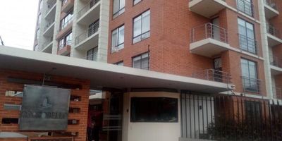 Excelente apartamento en el barrio Cedritos. Este inmueble cuenta con 2 alcobas cada una con closet, baño en la alcoba principal y en zona social, pisos en madera laminada, cocina integral tipo americano, calentador a gas natural, zona de lavandería, 2 balcones con vista exterior al oriente de la ciudad, garaje independiente cubierto, deposito. Ubicado sobre la Calle 147 en sexto piso, Cerca a la Carrera 15, Avenida Carrera 9, estaciones de SITP y Transmilenio.