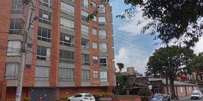 Gran apartamento en arriendo en Bella Suiza ubicado en 4 piso con ascensor, cada una de sus 2 habitaciones cuenta con closet, 3 baños, pisos en madera laminada, chimenea en sala-comedor, amplio con vista interior, calentador eléctrico, cocina integral a gas natural, zona de lavandería, encortinado, garaje cubierto independiente. El edificio cuenta con salón comunal y gran ubicación  cerca a la Avenida Carrera 7, Avenida Carrera 9 y a la Universidad del Bosque. cobro de gas adicional en la factura de la administración, valor promedio $ 20.000.“Cuota de administración vigente. Importante: este valor tendrá aumento desde enero de 2026.”