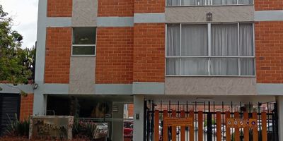 Hermosa casa de 3 habitaciones con clost, 1 estudio, 2 baños, sala comedor, cocina a agas natural, zona de lavanderia y 1 parqueadero cubierto, cerca a zona comercial y vias principales