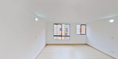 Este acogedor apartamento en Ciudad Verde ofrece una distribucion funcional y moderna que incluye 2 habitaciones, 1 bano, una amplia sala-comedor con excelente iluminacion natural, estudio ideal para teletrabajo, zona de ropas independiente y espacios pensados para el confort diario. Ubicado en uno de los sectores de mayor crecimiento y valorizacion de Soacha, cuenta con cercania a vias principales como la Avenida Potrero Grande, la Avenida Ciudad de Cali y facil acceso al TransMilenio de San Mateo, lo que garantiza una movilidad fluida. El conjunto residencial ofrece completas zonas comunes, entre ellas salon social, parque infantil y gimnasio, ideales para disfrutar en familia. Su entorno rodeado de comercio, transporte, parques y servicios convierte este inmueble en una excelente oportunidad para quienes buscan comodidad, seguridad y una ubicacion estrategica dentro de un desarrollo urbano en constante expansion