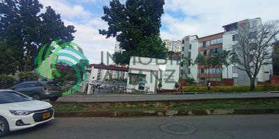 Apartamento de tres habitaciones, dos baños, cocina integral, área 61.75 m2, un parqueadero cubierto, tercer piso sin ascensor, buenos acabados. Zona social; piscina, salón social, juegos para niños, ubicado en mirador de valle, agende su cita sin ningún costo al cel. 3134827828