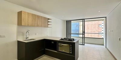 Se arrienda apartamento en la unidad residencial La Riviére Apartamentos, ubicada en el sector Ciudad del Río – El Poblado, una zona de alta valorización y excelente conectividad. El inmueble cuenta con un área de 52 m², distribuidos en una habitación independiente, dos baños, sala-comedor y cocina. Incluye parqueadero privado y cuarto útil.

La construcción es del año 2025, ofreciendo un espacio moderno, funcional y recién terminado. La unidad dispone de completas zonas comunes, entre ellas: piscina, gimnasio, salón social, juegos infantiles y coworking, ideales para el bienestar y comodidad de sus residentes. El inmueble pertenece al estrato 6.