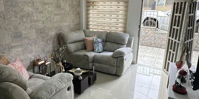 Casa de 4 niveles amplia e iluminada, cuenta con sala comedor,  3 habitaciones, closet, ducha eléctrica,  cocina integral, 2 baños, 3 bodegas , terraza, ubicado en zona comercial y residencia. 
