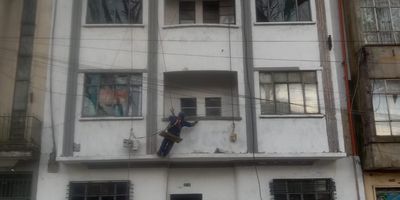 Ubicado en el corazón del tradicional Barrio Santa Fe, con completa infraestructura urbana y cercanía a servicios, comercios, centros educativos y zonas de ocio. Es un sector en renovación que promete alta valorización. Frente al edificio pasará el Regiotram de Occidente y, a menos de dos cuadras, se construyen las Estaciones Centrales del Metro, TransMilenio y Regiotram. El lote mide 10 por 22.6 m. El área construida es de 729 m2. La estructura es sólida, con materiales de calidad. Cuenta con tres apartamentos de 200 m² cada uno y una terraza cubierta de 40 m2. Su diseño de dos bloques con patios laterales y central aporta iluminación y ventilación natural, y ofrece gran potencial para redistribuir espacios en unidades más pequeñas y rentables al aprovechar al máximo el área construida y los espacios y vacíos disponibles. Apto para renovarlo y convertirlo en modernos aparta estudios, apartamentos tipo loft, suites hoteleras, alojamiento para adultos mayores, mini bodegas, etcétera.