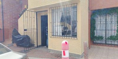 Se arrienda casa en Yarumito de 90 m², con 3 alcobas, amplios espacios y excelente iluminación. Ubicada en un punto central con fácil acceso a transporte, comercio y servicios. ¡Un lugar ideal para vivir con comodidad y tranquilidad! Contáctanos para más información.