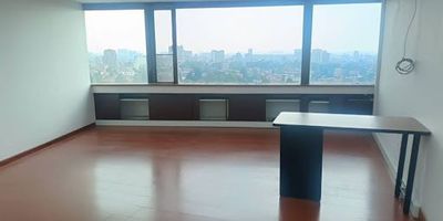 Oficina 101 m2 piso 15 espectacular vista  ,espacio abierto con oficina de gerencia con baño ,baños comunales un garaje, 3 ascensores, ingreso por biométricos,  excelente vías de acceso como la carrera 13 carrera 7 calle 39 calle 45. También se vende