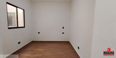 Vendo Apartamento, tipo casa en Medellin, barrio Laureles primer piso, con propiedad horizontal . El edificio independiente, esta compuesto por 2 apartamentos en el segundo piso y dos en el tercero, no causan administracion
Esta ubicado a solo 3 cuadras de la iglesia Santa Teresita en un sitio tranquilo, si bien fue construido en el 2002 acaba de ser totalmente reformado
Cuenta con 5 habitaciones, 3 baños y 4 patios, lo que permiten una muy buena iluminacion y ventilacion. Con una área construida de 171.72 M2
Al ingresar al apartamento te sorprenderás con sus hermosos acabados y su distribución inteligente, que aprovecha al máximo cada rincón de sus 171.72 M2
Otro factor importante a tener en cuenta es que cuenta con 2 garajes, para que puedas estacionar tus vehículos de forma segura y cómoda. Además, el apartamento es ideal para aquellos que tienen mascotas, ya que tiene una política abierta y admite animales de compañía
Pero eso no es todo. Este inmueble también cuenta con una amplia variedad de características internas que lo hacen aún más atractivo. Podrás disfrutar de armarios empotrados en todas las alcobas, baño en la habitación principal, barra estilo americano, calentador, clósets en perfecto estado, cocina integral, gas domiciliario y un hermoso suelo de cerámica / mármol que le da un toque de elegancia
Este apartamento se encuentra en una zona de fácil acceso pavimentado y cerca a centros comerciales, lo que te permite acceder a todo tipo de productos y servicios s