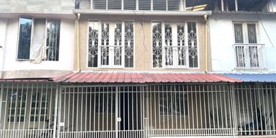 Casa para alquiler en el Sembrador, Palmira.

Consta de 3 habitaciones con closet, 3 baños completos, sala, comedor, cocina sencilla con gabinetes, terraza y parqueadero.