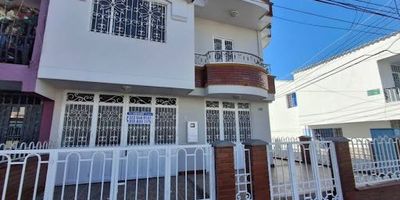 Casa de dos niveles en arriendo para vivienda o comercio en especifico en el barrio San Luis en Bucaramanga, la casa cuenta con 220 metros construidos, parqueadero para carro y  un ante jardín o verja al rededor de la casa. Cuenta con  sala/comedor amplia, 6 alcobas y 4 baños, patio amplio de ropas, cocina semi integral. Se ubica sobre la calle principal del barrio. Contáctenos para mayor información y agende su visita.