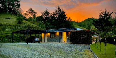 Arriendo hermosa casa casa campestre ubicada en una exclusiva zona en el retiro en la vereda El portento con un área construida de 200 M2, con un área de lote de 5000 M2, en una parcelación con 3 lotes, la casa cuenta con dos alcobas amplias, la principal con baño y Vestier, auxiliar con Vestier, baño social, cocina integral con barra americana, sala-comedor, zona de ropa. Amplios espacios en su jardín, y con Jacuzzi.La parcelación tiene una ubicación estratégica en el oriente antioqueño, cerca al tequendamita, a 200 metros de la vía Don diego-la ceja, quedando a 10 minutos de la ceja, y don Diego, a 15 minutos del retiro, 25 minutos de Rionegro, y a 35 minutos de Medellín