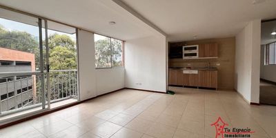 Apartamento en arriendo en Amazonia, Bello de 110 m2 aproximadamente, cuenta con 3 alcobas, 1 closet, 2 baños, biblioteca, sala-comedor, cocina integral, red de gas, zona de ropas, calentador, balcón y parqueadero.En unidad cerrada con piscina, gimnasio, juegos infantiles, salón social, zonas verdes, placa deportiva, shut basuras, ascensor, parqueadero de visitantes y portería 24 horas.Adicional tiene rutas de acceso y transporteCercanías:Hospital Mental, Centro Comercial Fabricato, D1, Mercados, Ruta del Metro, Liceo Antioqueño Sede PrincipalPara mayor información contáctame Nicolás Porras 302 3258055