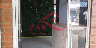 El local se encuentra al frente del centro comercial San diego y almacentro, cerca del centro comercial premium plaza, estación del metro plus perpetuo socorro, estación del metro exposiciones, ruta de transporte hacia el aeropuerto José María Córdoba, avenida las palmas. Con facilidad de rutas de transporte.
Tiene un área de 65 mts2 distribuido en dos niveles y un mezanine, 2 baños, un cuarto útil pequeño, closet, piso en cerámica y madera.

Para más informaciónwww.inmobiliariazar.comEmail: inmobiliariazarmedellin@gmail.comCelular en Colombia: 3102756811 - 3105047543Teléfono: (604) 4238930Inmobiliaria ZAR S.A.S