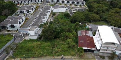 ? Se vende lote urbano en Armenia, Quindío

✨ Características principales


 Tipo de inmueble: Lote
 Ubicación: Armenia, Quindío
 Área total: 500 m²
 Área construida: 500 m²
 Área privada: 500 m²


? Ventajas del inmueble


 Vista panorámica: Hermosos paisajes y montañas de la región.
 Acceso pavimentado: Traslado fácil y cómodo hacia la zona urbana.
 Cercanía urbana: Todo lo que necesitas a pocos minutos.


? Entorno educativo


 Cercano a prestigiosos colegios y universidades, ideal para estudiantes.


? Naturaleza y tranquilidad


 Rodeado de bosques nativos, aire fresco y contacto directo con el medio ambiente.
 A pasos de jardines y colegios, creando un ambiente familiar y sereno.


? Gastronomía y estilo de vida


 Cerca de restaurantes reconocidos e innovadores, con múltiples opciones para disfrutar con amigos y familiares.


? Ideal para ti

Este apartaestudio combina la tranquilidad de la montaña con la comodidad de la ciudad. Perfecto para quienes buscan un estilo de vida campestre sin renunciar a las ventajas urbanas.

 
